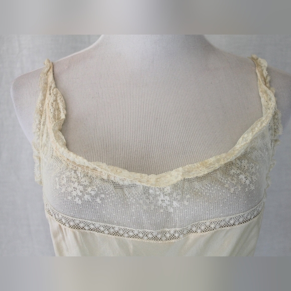 Sylvia Pedlar Iris Lingerie co. 1920s Silk Charmeuse and French Lace Nightgown - Picture 13 of 14